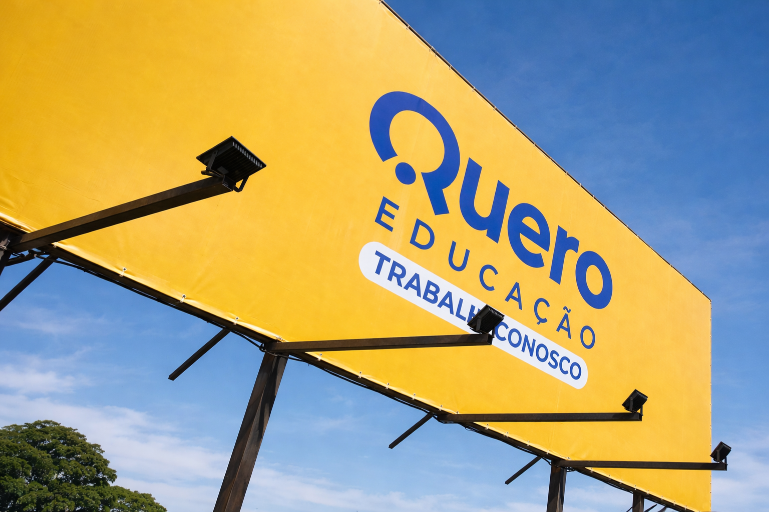 Lona com ilhós instalado em Outdoor